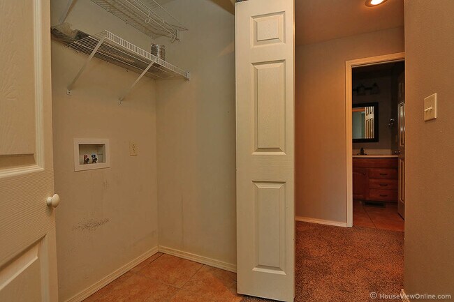 Building Photo - Amblewood  1345/1347