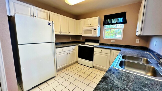 Building Photo - Fantastic Condo 2 Bed 2 Bath with Attached...