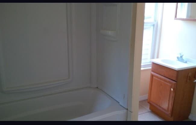 bath addl pix - 103 W Chestnut St