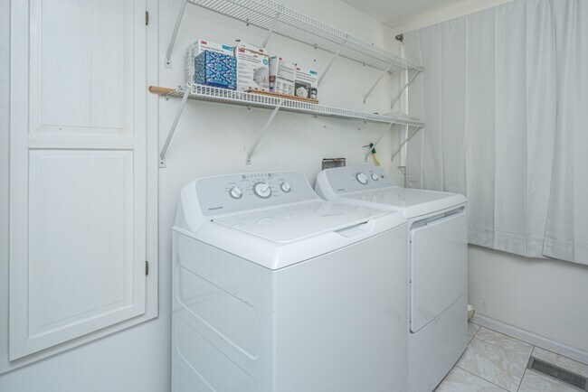 Building Photo - 1791 Dunbarton Dr