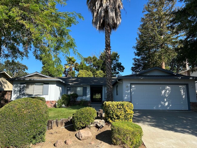 Building Photo - Updated 4-Bedroom Single-Story Home in Con...