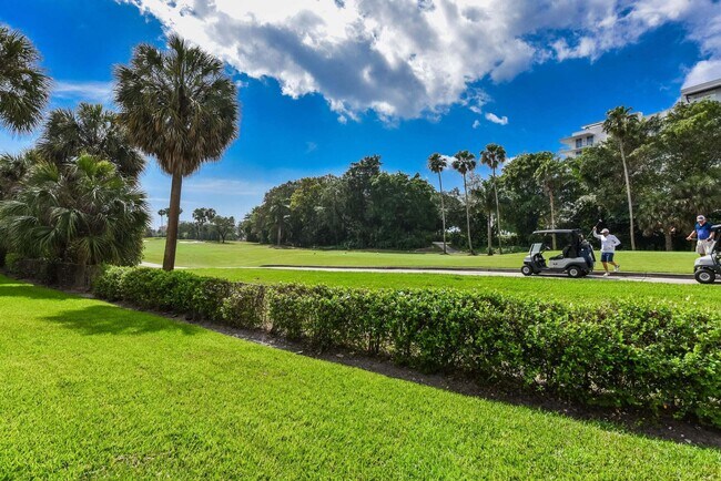 Building Photo - 200 E Royal Palm Rd
