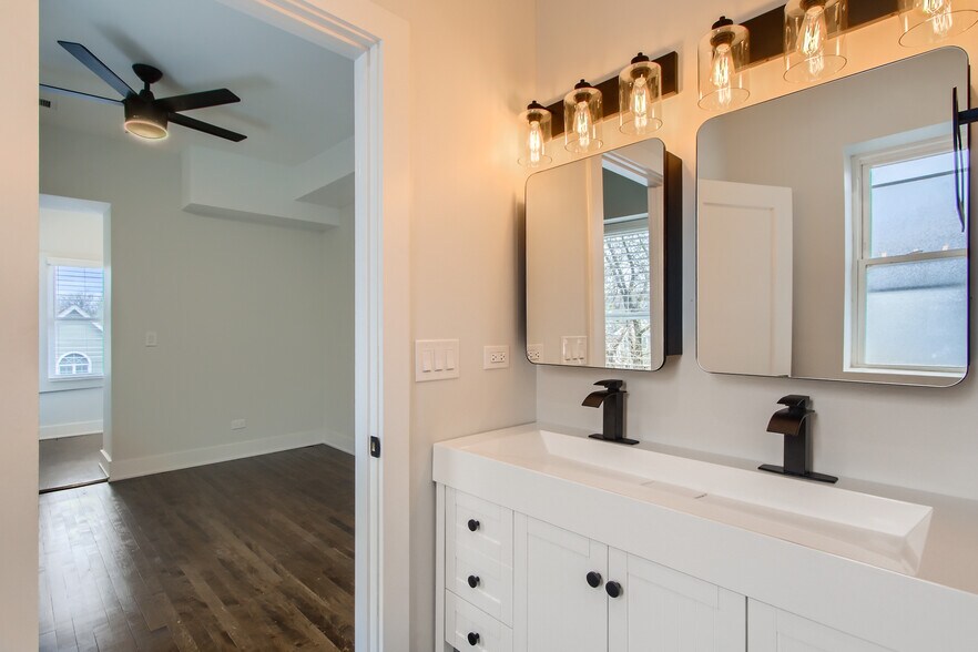 Building Photo - 1452 W Irving Park Rd