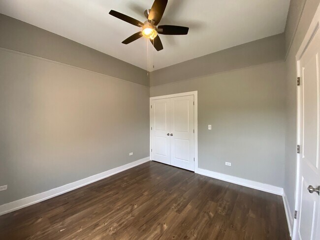 Building Photo - 5911 N Northwest Hwy