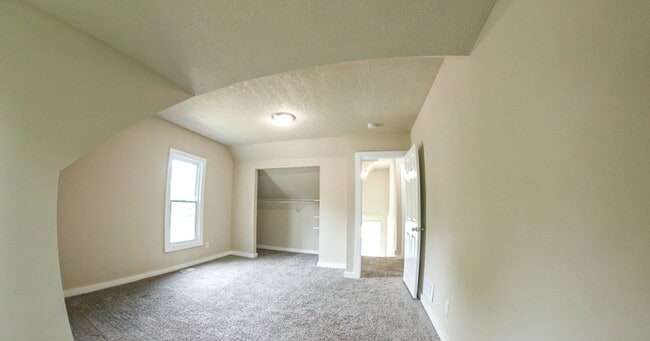 Building Photo - Fully Remodeled 4 Bedroom 2.5 Bathroom