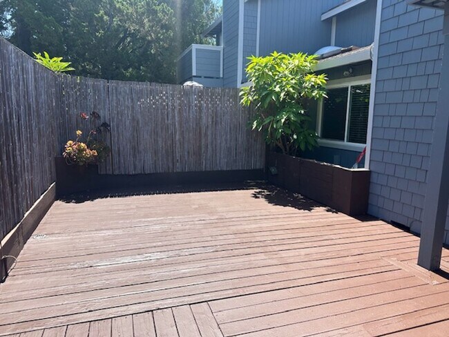 Building Photo - 3 Bed/2 Bath- Beautifully Updated Townhome...