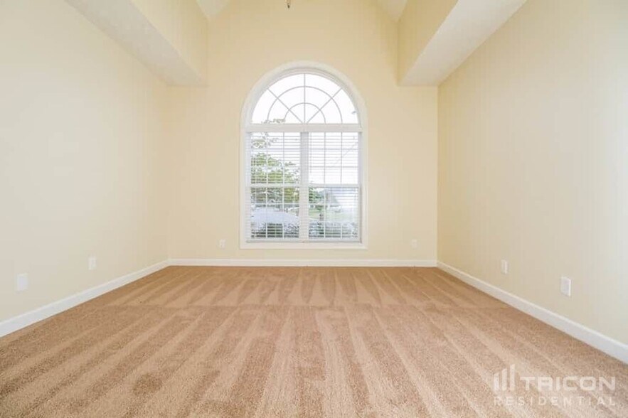Building Photo - 707 Willow Cove Dr