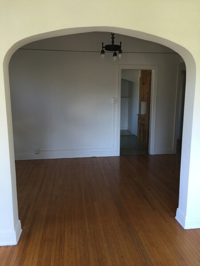 Building Photo - 732 Parkman Ave