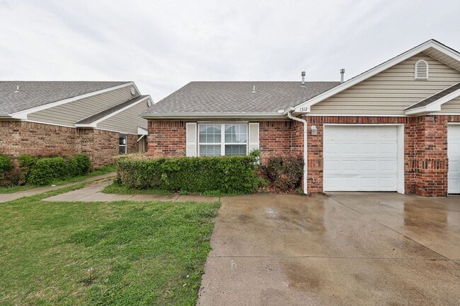 Building Photo - Cute 3BD/2BTH Duplex in Central East Norman!