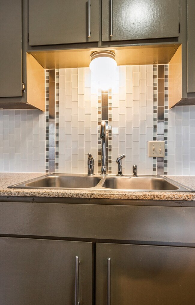 Building Photo - Daughtery Place 1 Bedroom Upstairs Condominium