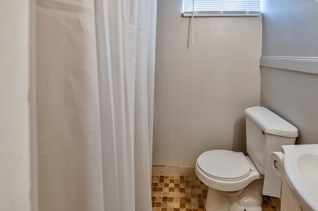 Building Photo - 563 S 35th St