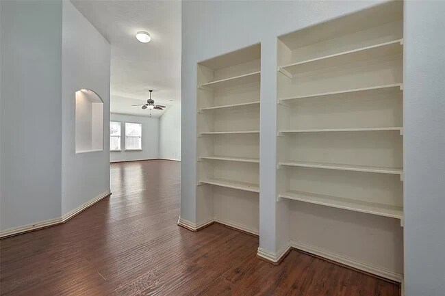 Upstairs hallway - 4903 Ibis Lake Ct