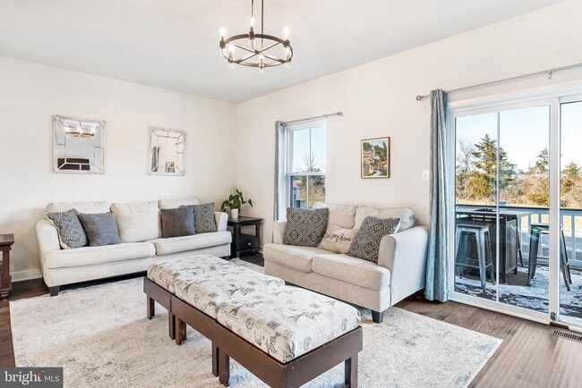 Building Photo - 131 Burkwood Ter