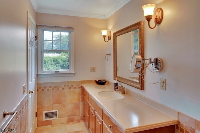 Building Photo - 34 Woodmere Dr