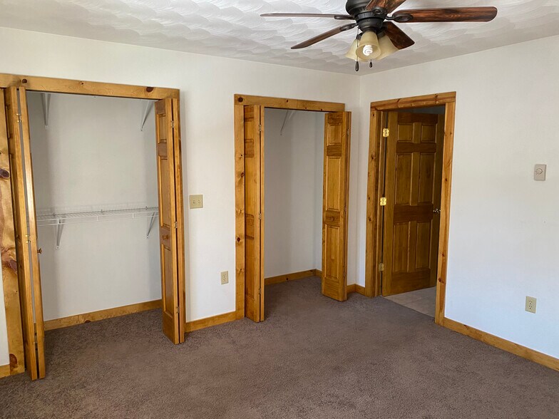 Master bedroom with double closets - 1073 Lakeshore