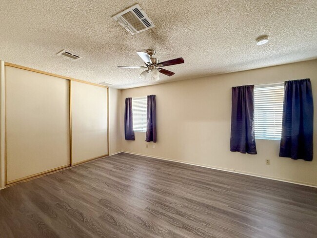 Building Photo - 3 bedroom Home on 2 Acres