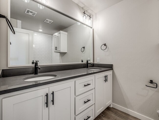 Building Photo - Newer Beautiful home in East Edmond + 4 Be...