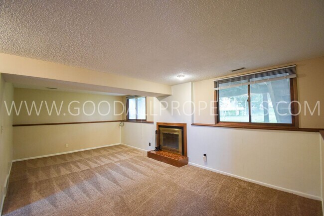 Building Photo - Half Off 1st Months Rent! 3 Bedroom 2 Bath...