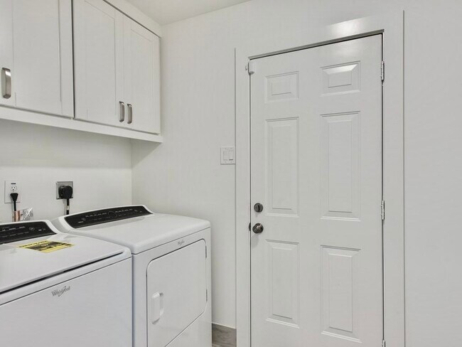 Building Photo - 9806 Cliffwood Dr