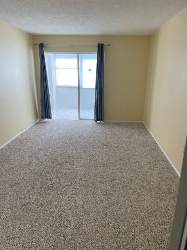 Building Photo - 4750 Cove Cir