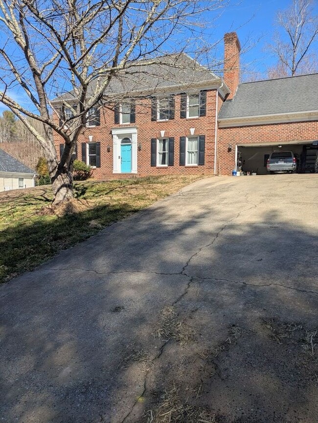 Building Photo - Four Bedroom Single Family Home in Hickory, NC!