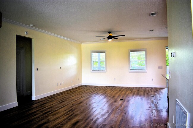Building Photo - 1217 SW Marmore Ave