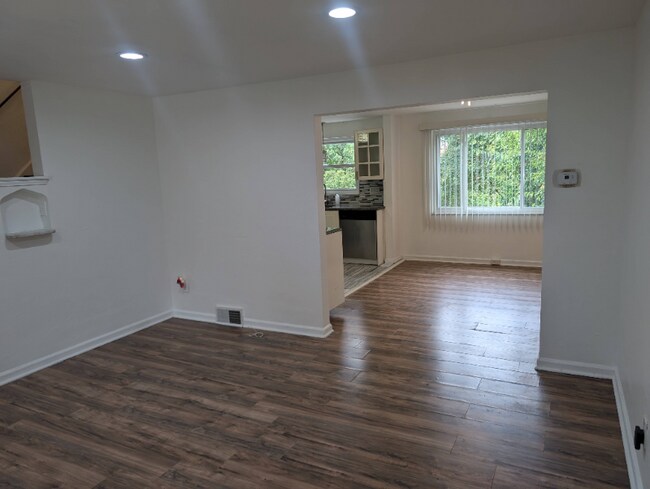 Building Photo - 125 E Willock Rd