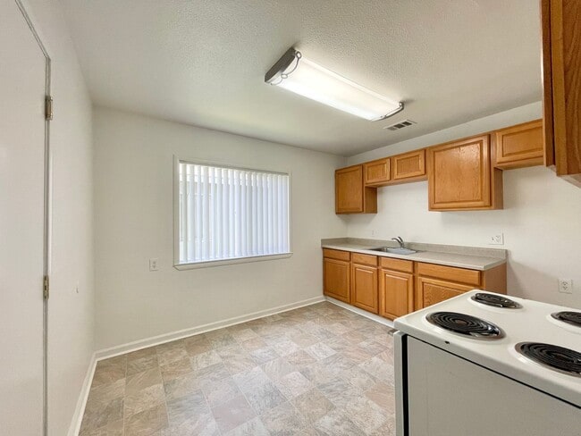 Building Photo - 700-702 Poplar Avenue