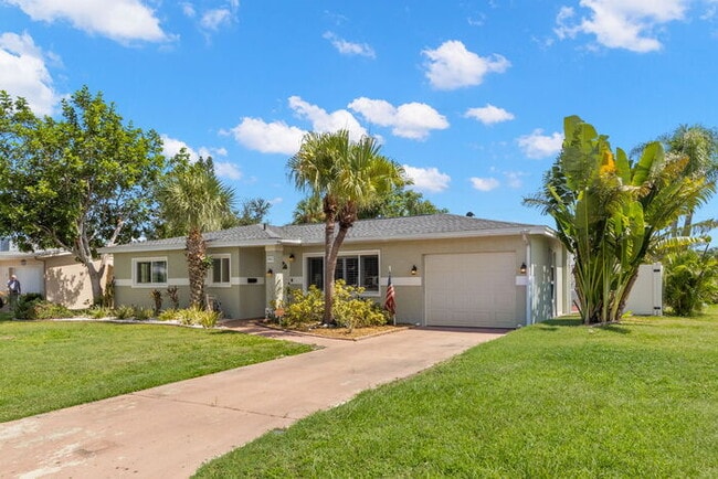 Building Photo - NEWLY RENOVATED Home For Rent in St Pete!