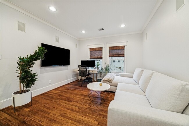 Building Photo - 1030 Waverly St