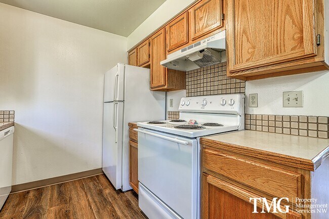 Building Photo - 2 Bedroom Duplex W/ attached garage in Was...