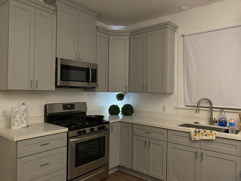 Building Photo - 2844 Hiawatha St