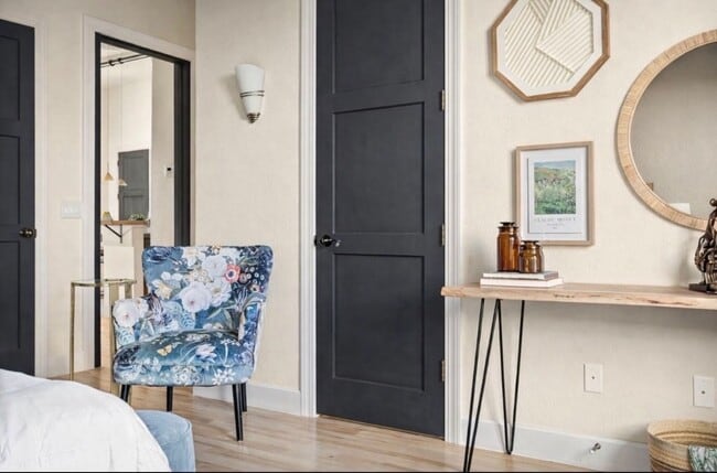 Building Photo - Gorgeous loft style condo in Downtown FC!