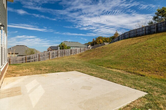 Building Photo - Maryville 37801 - 4 bedroom, 2.5 bath home...