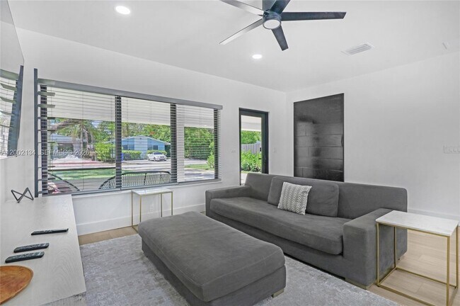 Building Photo - 811 NE 17th Ct