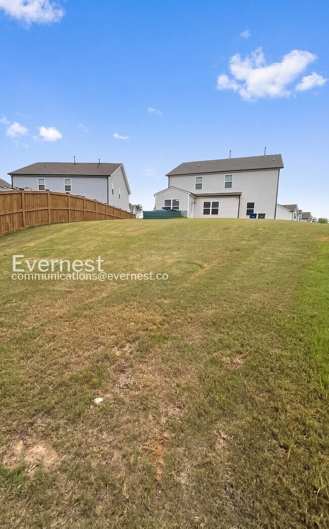 Building Photo - 5 Bed/3 Bath Home with Garage / Pet-Friendly / Available Now!