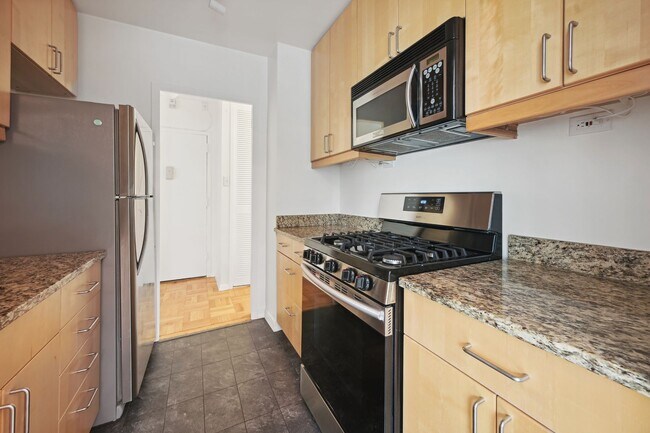 Building Photo - Walk to Georgetown! One Month Concession! Professionally Managed & Recently Renovated // 1 Bedroo...