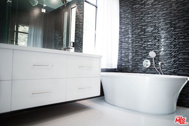 Building Photo - 11200 Dona Lola Dr