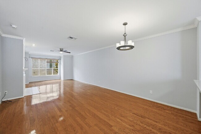 Building Photo - "Chic Urban Living: Spacious 2-Bed, 2-Bath Townhouse in Houston's Heart!"
