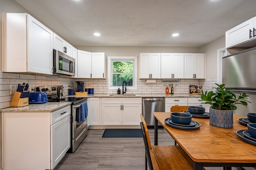 Kitchen with stainless steel appliances included (fridge, dishwasher, microwave, oven) - 831 Catherine St