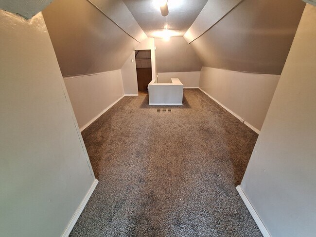 Building Photo - AVAILABLE June 1st - 6 Bedroom, 2 Bath House with Garage $200 Off First Months Rent!