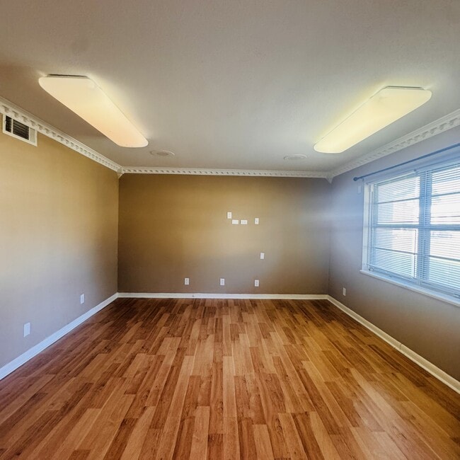 Building Photo - 3175 Sandalwood Dr