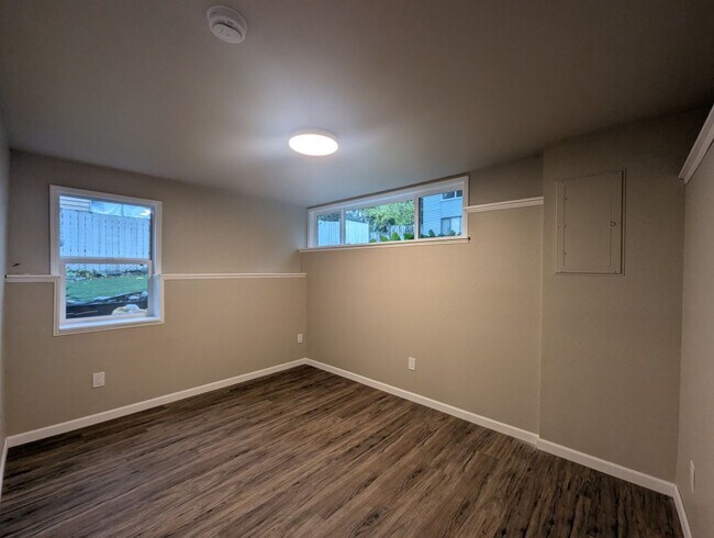 Building Photo - 549 Elm Way