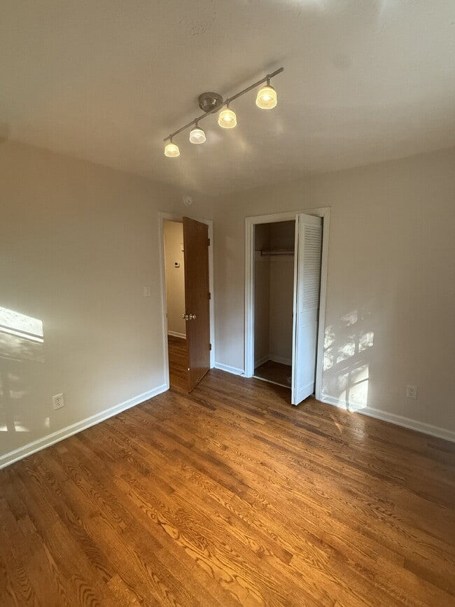 Building Photo - Two bed one bath property in Madison Heigh...