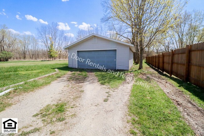 Building Photo - Now available 2 bedroom unit!