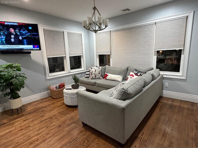 Building Photo - 535 E Walnut St