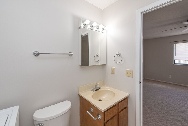 Building Photo - 2 Bedroom Condo Available