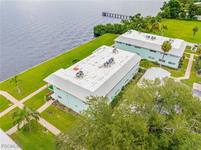 Building Photo - 3225 E Riverside Dr