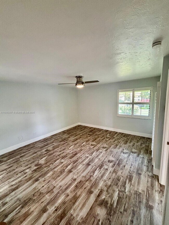 Building Photo - 4967 Pepper Cir
