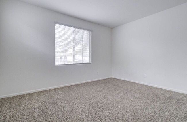 Building Photo - 1106 E Regent Dr